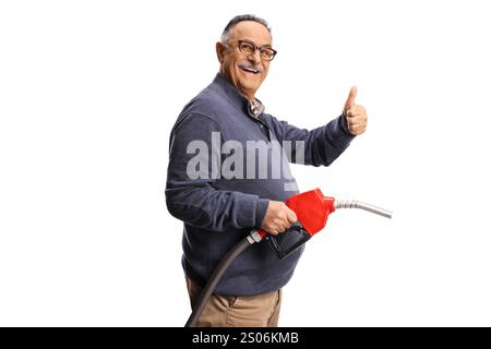 Uomo sorridente maturo con una pistola a benzina e pollice in mano isolato su sfondo bianco Foto Stock