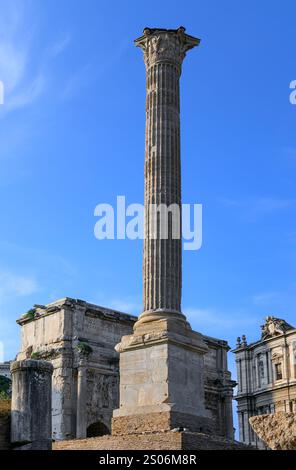 Foro Romano a Roma, Italia: Veduta della colonna di Foca. Foto Stock