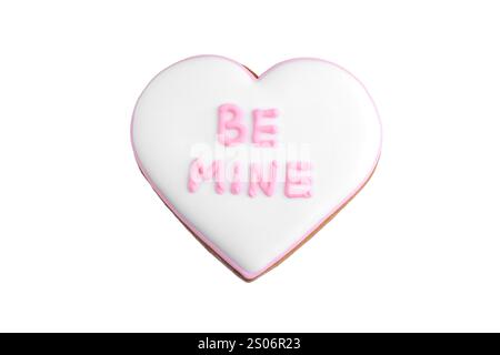 Delizioso biscotto a forma di cuore con la frase Be Mine isolata su bianco. San Valentino Foto Stock