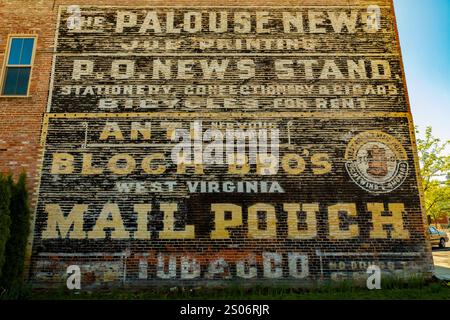 Cartello fantasma sul muro di mattoni nel villaggio di Palouse, Stato di Washington, Stati Uniti [Nessuna versione; solo licenza editoriale] Foto Stock