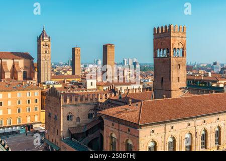 Vista aerea di Piazza maggiore nel centro storico di Bologna, Emilia Romagna, Italia, con architettura storica, Palazzo del Podesta e torri all'alba Foto Stock