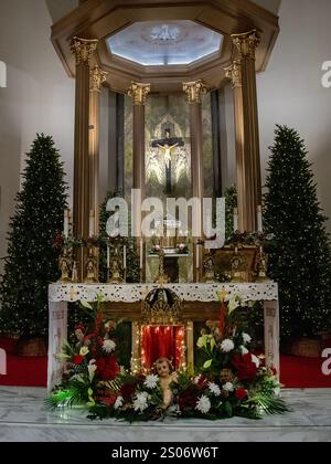 Rutherglen, Scozia, Regno Unito. 24 dicembre 2024: Chiesa cattolica di San Columbkille messa di mezzanotte di Natale. Foto Stock