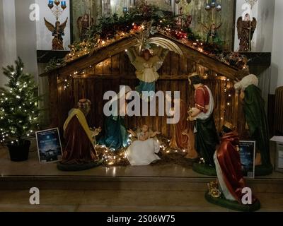 Rutherglen, Scozia, Regno Unito. 24 dicembre 2024: Chiesa cattolica di San Columbkille messa di mezzanotte di Natale. Foto Stock