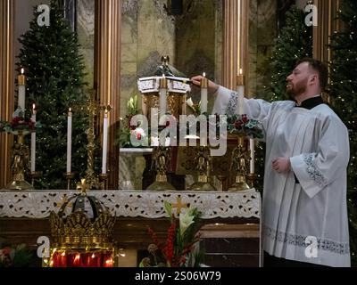 Rutherglen, Scozia, Regno Unito. 24 dicembre 2024: Chiesa cattolica di San Columbkille messa di mezzanotte di Natale. Foto Stock