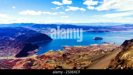 Una vista aerea mozzafiato del lago Mead, Nevada, che mostra vivide sfumature del deserto, strade tortuose e tranquille acque blu. Foto Stock