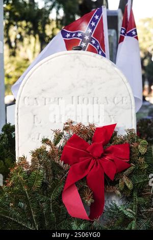 Charleston, Stati Uniti. 22 dicembre 2024. Il sito della tomba di Horace Lawson Hunley, al memoriale per i sottomarini della Guerra civile confederata decorato con ghirlande natalizie e l'Stainless Banner al cimitero di Magnolia, il 22 dicembre 2024 a Charleston, Carolina del Sud. Hunley progettò il sottomarino H.L. Hunley, e affondò con il suo equipaggio a Charleston Harbor dopo aver affondato la USS Housatonic. Crediti: Richard Ellis/Richard Ellis/Alamy Live News Foto Stock