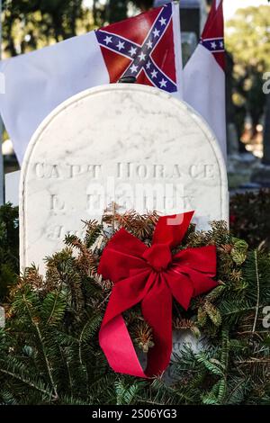 Charleston, Stati Uniti. 22 dicembre 2024. Il sito della tomba di Horace Lawson Hunley, al memoriale per i sottomarini della Guerra civile confederata decorato con ghirlande natalizie e l'Stainless Banner al cimitero di Magnolia, il 22 dicembre 2024 a Charleston, Carolina del Sud. Hunley progettò il sottomarino H.L. Hunley, e affondò con il suo equipaggio a Charleston Harbor dopo aver affondato la USS Housatonic. Crediti: Richard Ellis/Richard Ellis/Alamy Live News Foto Stock