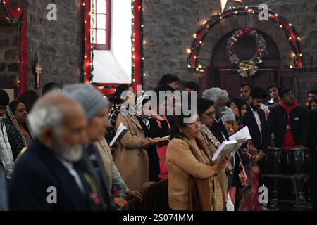 Nuova Delhi, India. 25 dicembre 2024. NUOVA DELHI, INDIA - DICEMBRE 25: Devoti alla Chiesa della Santissima Trinità per la preghiera speciale in occasione del Festival di Natale, alla porta Turkman, il 25 dicembre 2024 a nuova Delhi, India. (Foto di Salman Ali/Hindustan Times/Sipa USA ) credito: SIPA USA/Alamy Live News Foto Stock