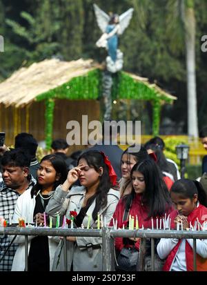 Nuova Delhi, India. 25 dicembre 2024. NUOVA DELHI, INDIA - DICEMBRE 25: Devoti candele accese presso la chiesa cattedrale del Sacro cuore in occasione del Natale, a Gole Dak Khana il 25 dicembre 2024 a nuova Delhi, India. (Foto di Arvind Yadav/Hindustan Times/Sipa USA ) crediti: SIPA USA/Alamy Live News Foto Stock