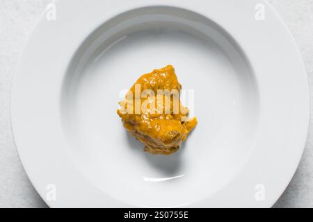 Vista dall'alto della zuppa nigeriana di owo con pesce e manzo in un piatto bianco, vista dall'alto della zuppa di oghwo in un ampio piatto da pranzo Foto Stock