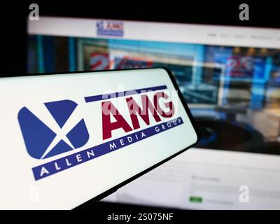 Germania. 1 luglio 2024. In questa immagine, un telefono cellulare con il logo della società di trasmissione americana Allen Media Group (AMG) è visibile davanti al sito Web aziendale. (Immagine di credito: © Timon Schneider/SOPA Images via ZUMA Press Wire) SOLO PER USO EDITORIALE! Non per USO commerciale! Foto Stock