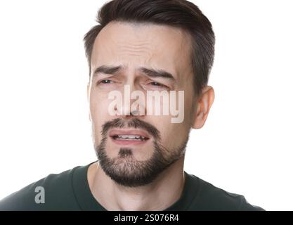 Ritratto di un uomo triste che piange su sfondo bianco Foto Stock