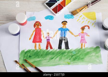 Disegno per bambini di una famiglia felice e provviste su un tavolo di legno, sopra la vista Foto Stock