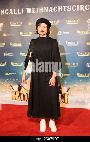 Roncalli Weihnachtscircus, Show und Promis im Tempodrom, Berlin, 20.12.2024 Lena Urzendowsky bei der Premiere des 20. Roncalli Weihnachtscircus im Berliner Tempodrom, AM 20.12.2024. Berlin Tempodrom Copyright: XBenxKriemannx Foto Stock