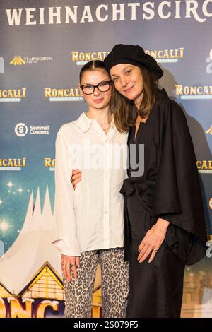 Roncalli Weihnachtscircus, Show und Promis im Tempodrom, Berlin, 20.12.2024 Jeanette Hain mit Tochter Malou Hain bei der Premiere des 20. Roncalli Weihnachtscircus im Berliner Tempodrom, AM 20.12.2024. Tempodrom di Berlino *** Roncalli WeihnachtsCircus, spettacolo e celebrità al Tempodrom di Berlino, 20 12 2024 Jeanette Hain con la figlia Malou Hain alla prima dei 20 Roncalli WeihnachtsCircus originali al Tempodrom di Berlino il 20 12 2024 Tempodrom di Berlino Copyright: XBenxKriemannx Foto Stock