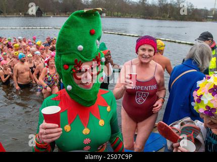 Londra, Inghilterra, Regno Unito. 25 dicembre 2024. I membri del Serpentine Swimming Club partecipano alla tradizionale gara annuale di Peter Pan Cup il giorno di Natale a Hyde Park a Londra. (Credit Image: © Tayfun Salci/ZUMA Press Wire) SOLO PER USO EDITORIALE! Non per USO commerciale! Foto Stock