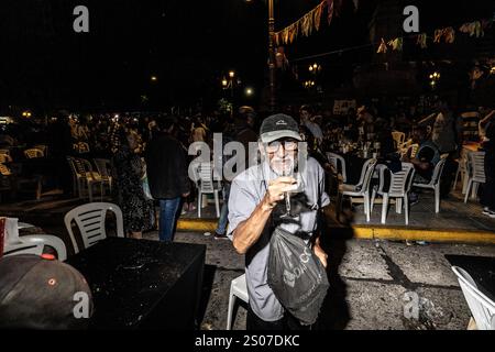 Buenos Aires, Argentina. 24 dicembre 2024. Un pensionato partecipa al brindisi della vigilia di Natale. La cena della vigilia di Natale di fronte al Congresso Nazionale è stata organizzata dal gruppo Argentina Humana e dal movimento dei lavoratori esclusi (MTE) che è composto da centinaia di persone che si guadagnano da vivere riciclando rifiuti. Lo slogan era "Nessuna famiglia senza Natale”. Credito: SOPA Images Limited/Alamy Live News Foto Stock