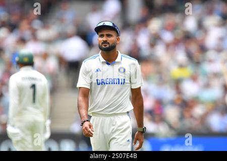 MELBOURNE, AUSTRALIA. 26 dicembre 2024. Akash Deep of India, Day 1 Fourth test, Australia vs India test Cricket al Melbourne Cricket Ground, Melbourne, Australia il 26 dicembre 2024. Crediti: Karl Phillipson/Alamy Live News Foto Stock