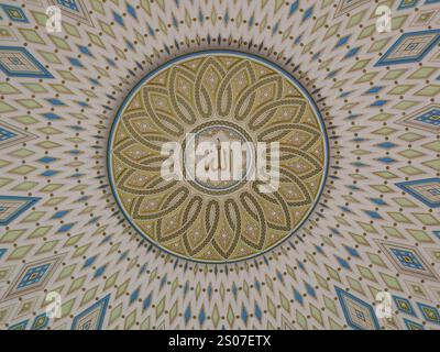 La parola Allah in opere d'arte che presentano forme di diamante all'interno del soffitto a cupola della Moschea Turkmenbashi Ruhy vicino ad Ashgabat, Turkmenistan. Foto Stock