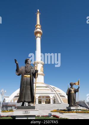 Monumento all'indipendenza ad Ashgabat, Turkmenistan, con una statua in bronzo di Gorkut Ata Turkmen e una statua di un eroe turkmeno nel mezzo. Foto Stock