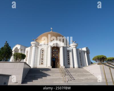 Scalini che conducono all'ingresso del Mausoleo della famiglia Turkenbashy sui terreni della Moschea Turkmenbashy Ruhy vicino ad Ashgabat, Turkmenistan Foto Stock