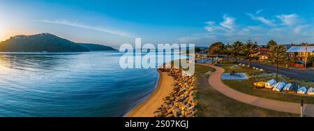 Paesaggio acquatico all'alba sul canale di Ettalong Beach sulla Central Coast, NSW, Australia. Foto Stock