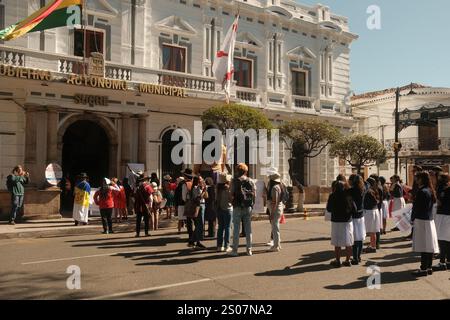 2024 aprile 29 dimostrazione pacifica degli studenti che chiede di discutere sul razzismo e la discriminazione con il governatore di fronte al Palazzo del governo di Chuquiasca Foto Stock