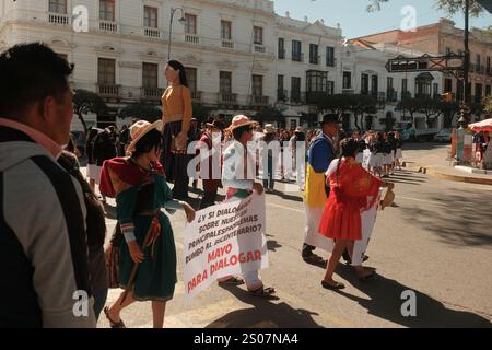 2024 Apr29 dimostrazione studentesca con burattino gigante a Plaza de Armas 25 de Mayo chiedendo di discutere sul razzismo e la discriminazione con il governatore. Foto Stock