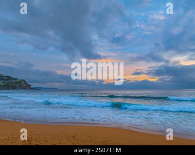 Alba aerea sulla spiaggia delle balene nella regione delle spiagge settentrionali di Sydney, NSW, Australia. Foto Stock