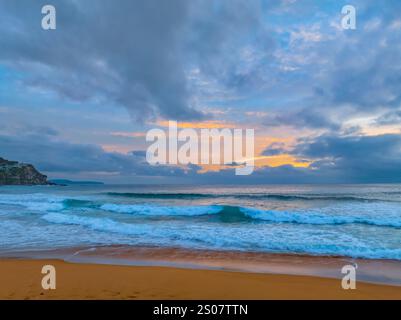 Alba aerea sulla spiaggia delle balene nella regione delle spiagge settentrionali di Sydney, NSW, Australia. Foto Stock