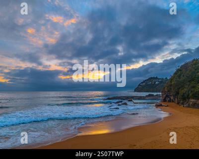 Alba aerea sulla spiaggia delle balene nella regione delle spiagge settentrionali di Sydney, NSW, Australia. Foto Stock