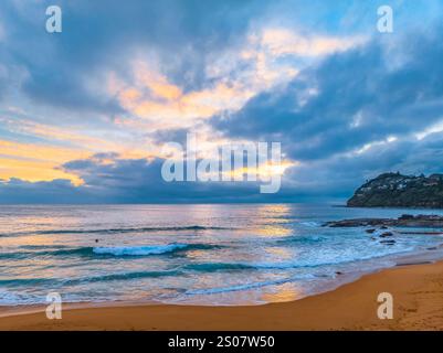 Alba aerea sulla spiaggia delle balene nella regione delle spiagge settentrionali di Sydney, NSW, Australia. Foto Stock