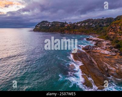 Alba aerea sulla spiaggia delle balene nella regione delle spiagge settentrionali di Sydney, NSW, Australia. Foto Stock