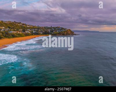 Alba aerea sulla spiaggia delle balene nella regione delle spiagge settentrionali di Sydney, NSW, Australia. Foto Stock
