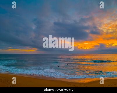 Alba aerea sulla spiaggia delle balene nella regione delle spiagge settentrionali di Sydney, NSW, Australia. Foto Stock