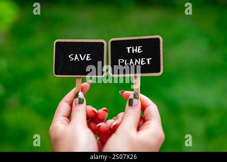 etichette di lavagna o lavagna con testo motivazionale "salva il pianeta" scritto in gesso -foto di concetto Foto Stock