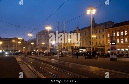 zagabria, Croazia, ottobre 31 2024: Il tram passa per piazza Ban josip jelacic a zagabria, croazia al crepuscolo Foto Stock