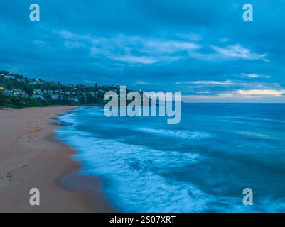 Alba aerea sulla spiaggia delle balene nella regione delle spiagge settentrionali di Sydney, NSW, Australia. Foto Stock