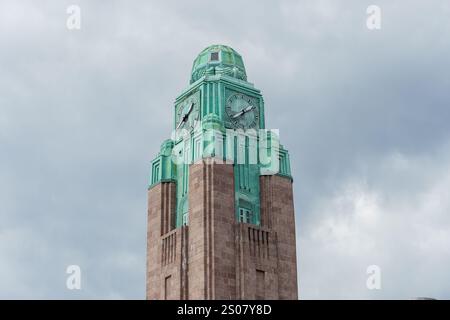 Helsinki, Finlandia - 19 agosto 2024: Stazione ferroviaria centrale di Helsinki. L'orologio della torre Foto Stock