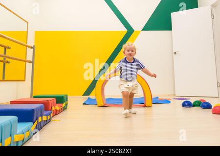 Bella bambina bionda che gioca all'asilo. Foto di alta qualità Foto Stock