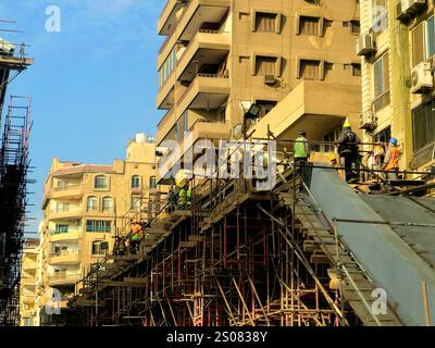 Cairo, Egitto, 12 dicembre 2024: Stazione della monorotaia in costruzione con impalcature, la monorotaia del Cairo è una monorotaia a due linee Foto Stock