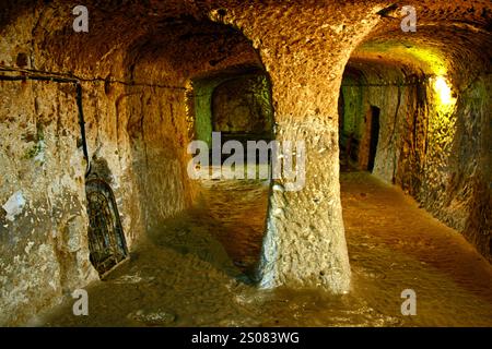 La misteriosa città sotterranea risale all'VIII-VII secolo a.C. si estende per 85 m di profondità su otto diversi livelli e una popolazione di 20,000 persone Foto Stock