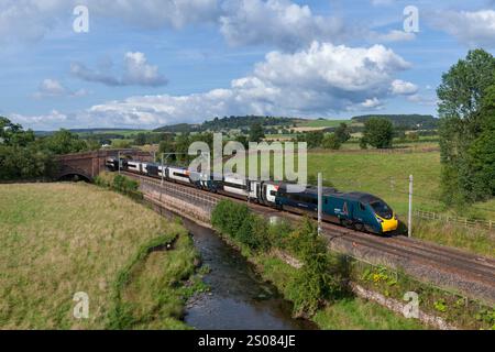 Primo treno Trenitalia Avant West Coast Alstom Pendolino 390115 sulla linea principale della costa occidentale in Cumbria a Calthwaite Foto Stock