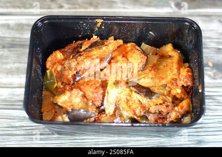 Ricetta di moussaka, melanzane o a base di patate, peperoni e peperoni, spesso con carne macinata, molto comune nei Balcani e nel Medio Oriente Foto Stock