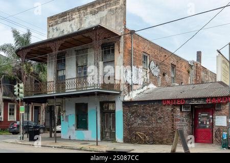 Edificio abbandonato in una strada a New Orleans, Louisiana Foto Stock