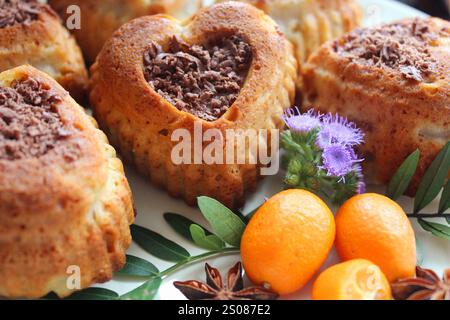 Muffin a forma di cuore decorati con cioccolato e kumquat per san valentino Foto Stock