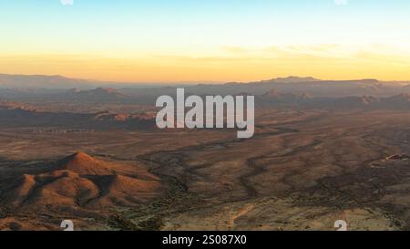 Le montagne del deserto di Sonora e i campi sterrati a Phoenix, Arizona, in autunno, in ottobre. Foto scattata durante l'alba Foto Stock