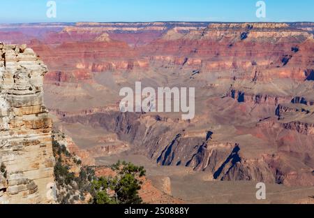 Vista sulla scogliera rocciosa rossa al South Rim del Parco Nazionale del Grand Canyon in Arizona. Foto scattata in una giornata di cielo limpido Foto Stock