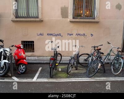 Graffiti Pro-Luigi Mangione a Lione, Francia. Visto il 21 dicembre 2024. Foto Stock