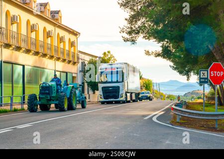 Cordova, Spagna - 28 ottobre 2024: Vista della campagna con traffico, camion e trattore Foto Stock